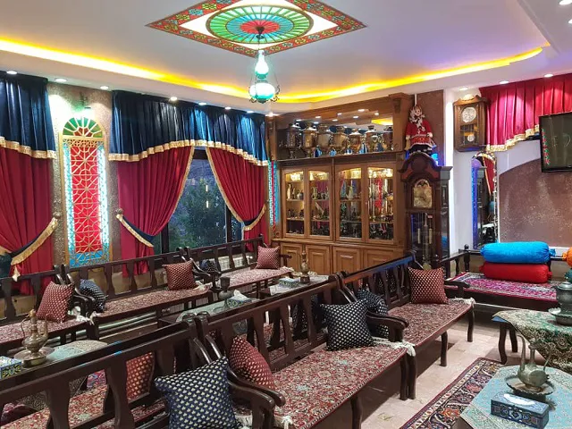 نشیمن سنتی هتل ابیانه با پرده‌های رنگی