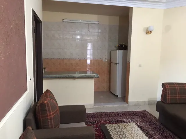 فضای نشیمن هتل ابیانه کنار آشپزخانه کوچک