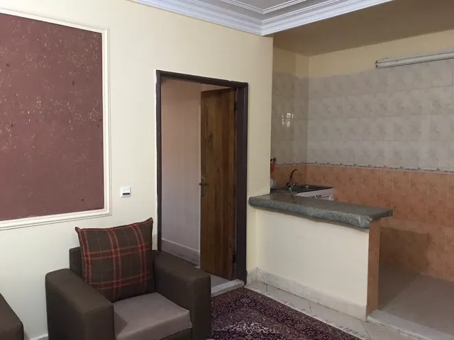 نشیمن و پیشخوان آشپزخانه هتل ابیانه