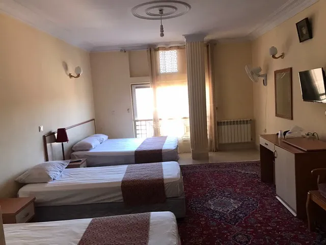 اتاق سه‌تخته هتل ابیانه با فرش ایرانی