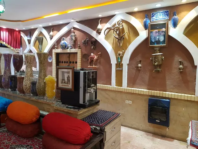 فضای سنتی نشیمن هتل ابیانه با طاق‌های گچی