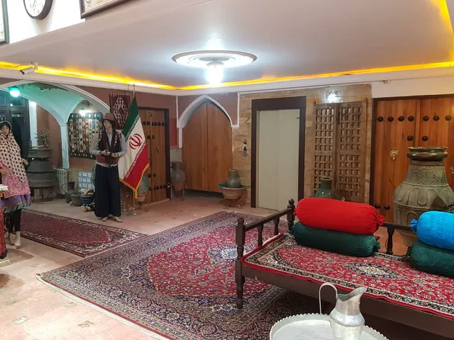 فضای سنتی هتل ابیانه با تخت و فرش ایرانی