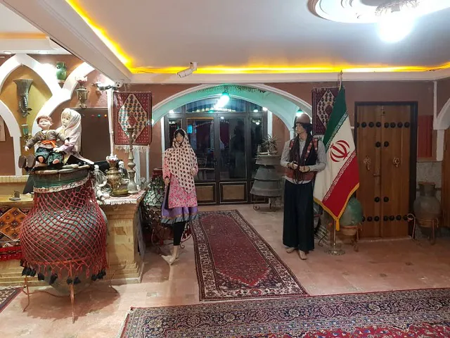 ورودی هتل ابیانه با فرش و پرچم ایران