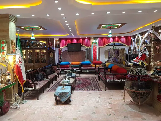 فضای نشیمن سنتی هتل ابیانه با مبلمان رنگارنگ