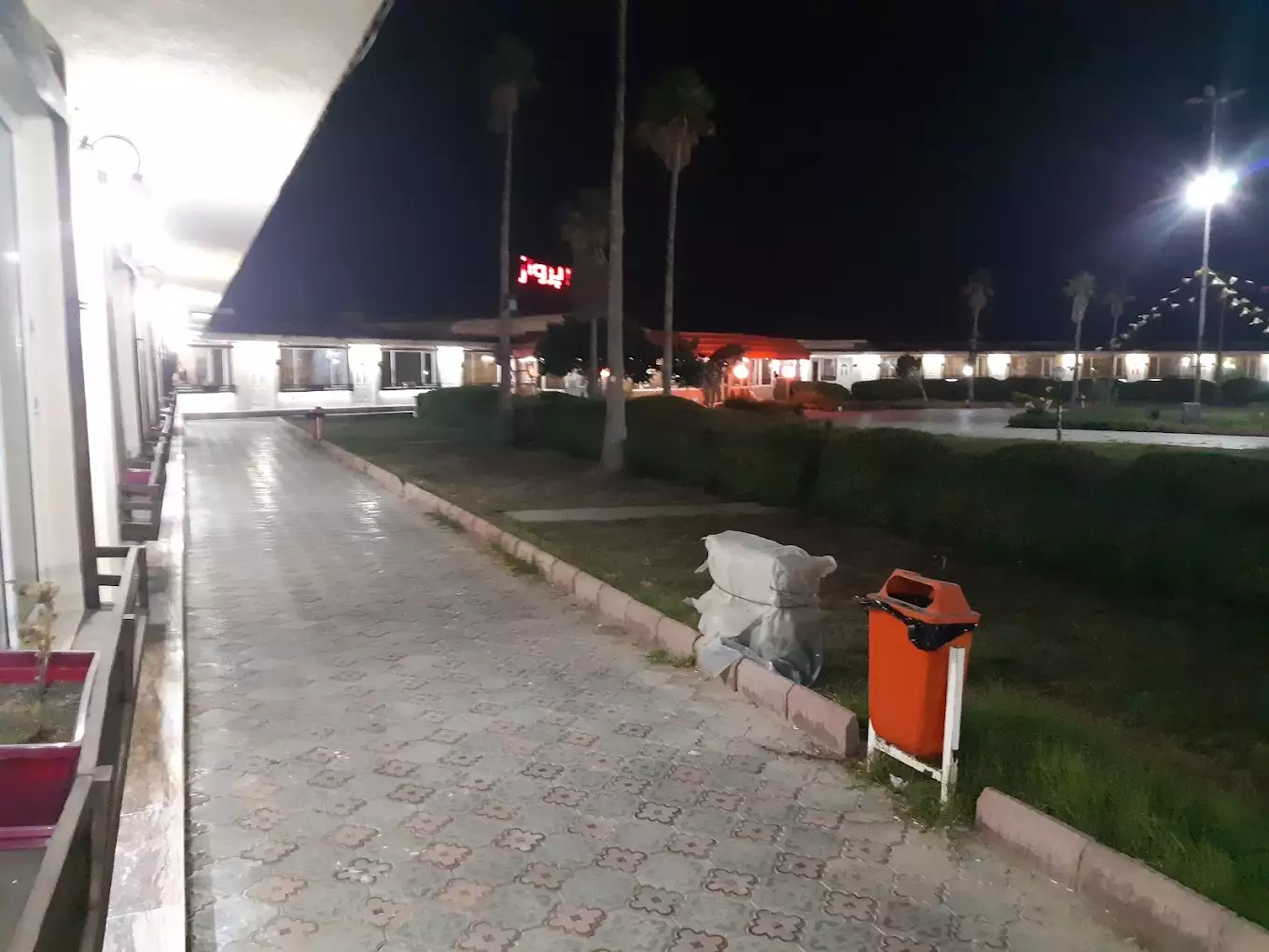 مسیر پیادهروی محوطه هتل پرواز در شب