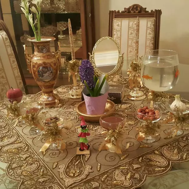 چیدمان سفره هفتسین با ماهی قرمز و گلدان