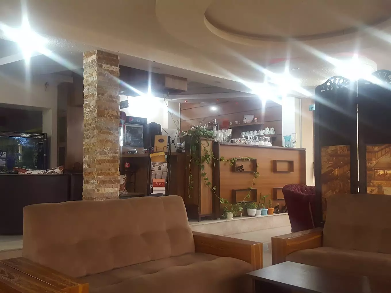 لابی هتل پرواز با کانتر پذیرش و مبل
