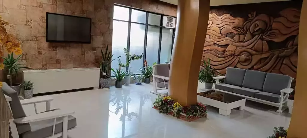لابی هتل دالاهو با مبل‌های طوسی و دیوارنگاره