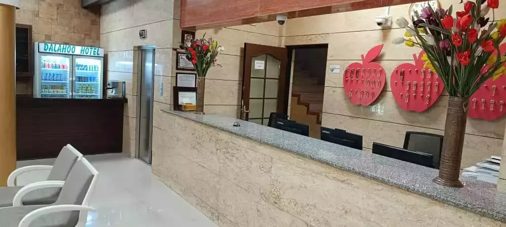 پذیرش هتل دالاهو با پیشخوان سنگی