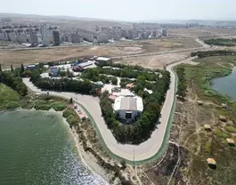 نمای هوایی هتل توریستی کوثر در کنار دریاچه