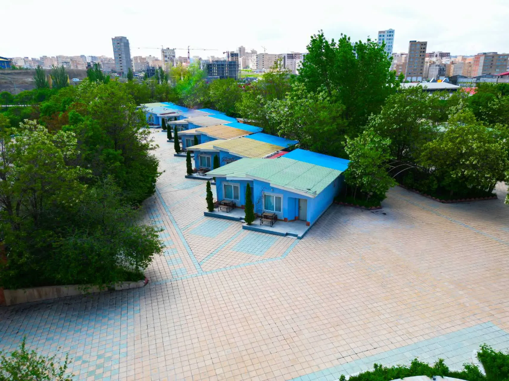 ردیف کلبههای آبی اقامتگاه توریستی کوثر در میان درختان