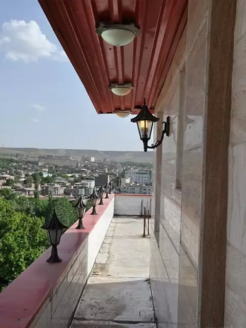 بالکن سنگی با چشمانداز شهر در هتل قصر