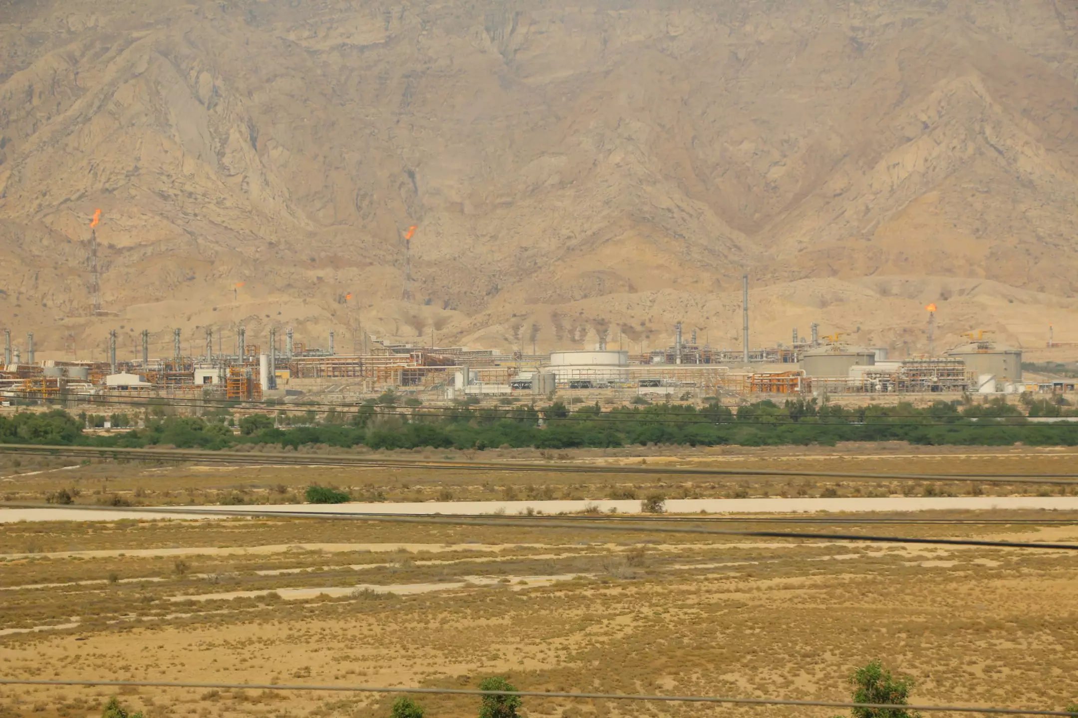 نمای پالایشگاه صنعتی در دامنه کوهستان، هتل رمیله