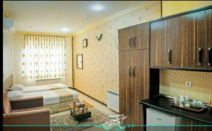اتاق هتل ایوان با تخت، کمد چوبی و میز تلویزیون