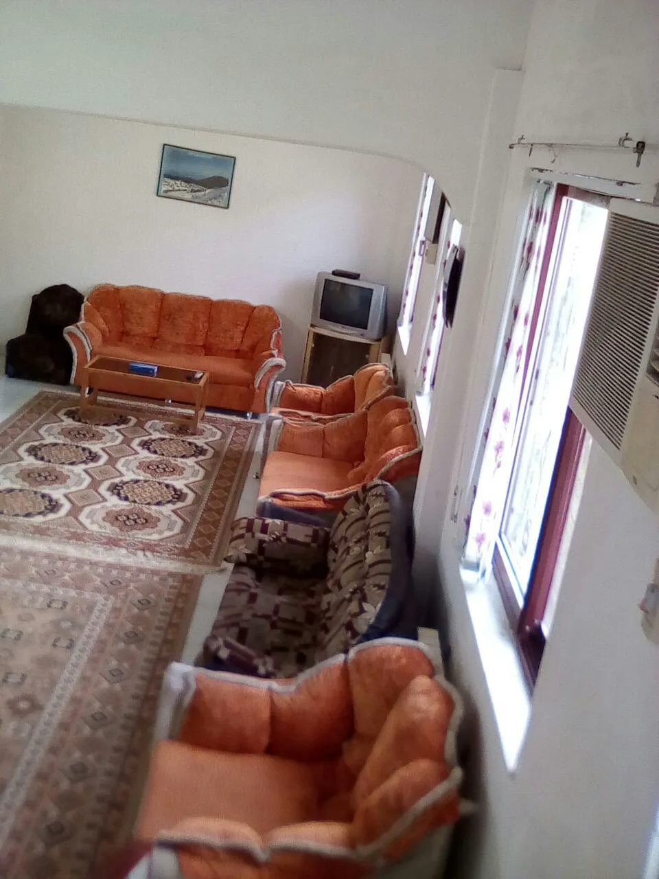سالن نشیمن هتل شایان با مبلمان نارنجی