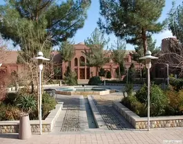 حیاط ارگ تاریخی گوگد با حوض و باغچه