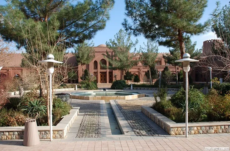 حیاط ارگ تاریخی گوگد با حوض و باغچه