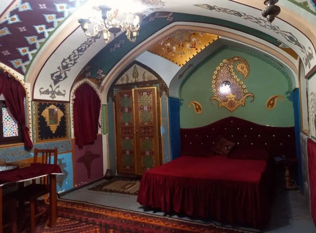 اتاق خواب با تخت قرمز ارگ تاریخی گوگد
