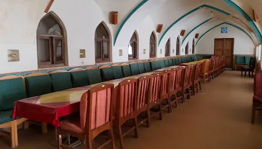 چیدمان میز و صندلی در سالن ارگ تاریخی گوگد