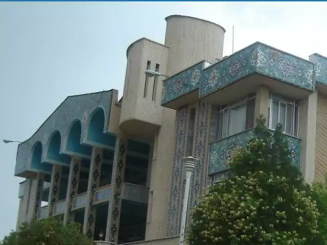نمای بیرونی ساختمان هتل سنگسر با کاشی‌کاری آبی