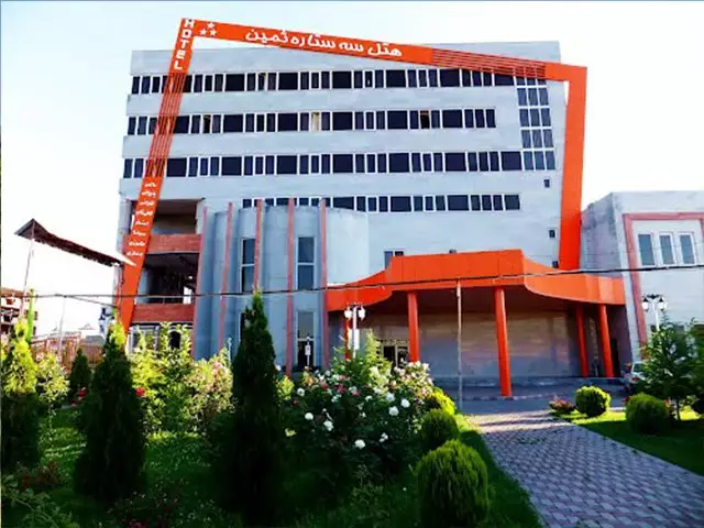 نمای ورودی هتل ثمین میان فضای سبز
