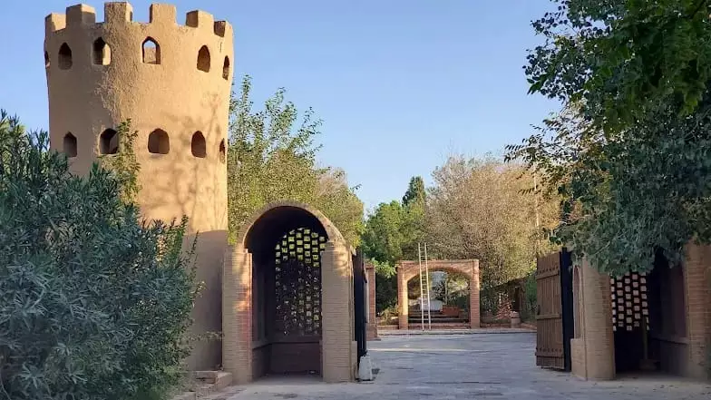 دروازه باغ کاوه کنار برج آجری
