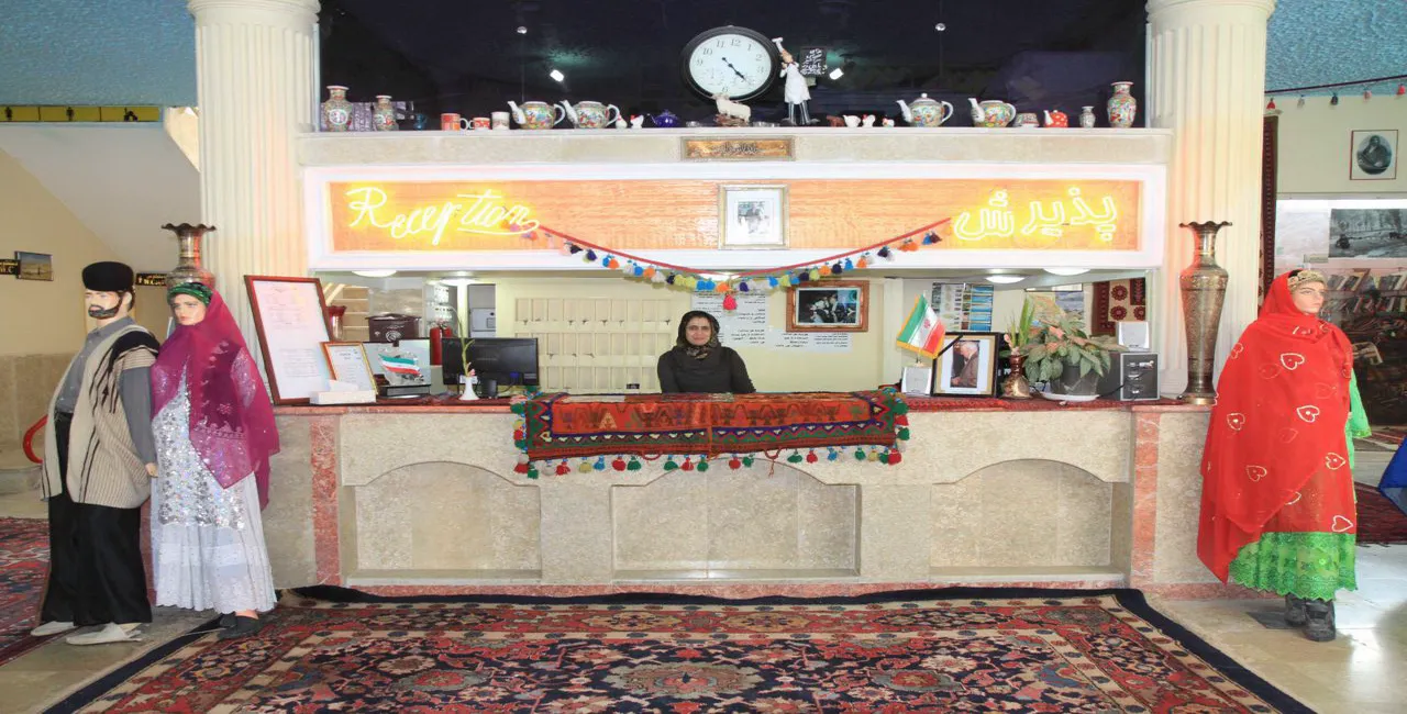 پذیرش هتل سفیر با پیشخوان تزئین‌شده و فرش ایرانی