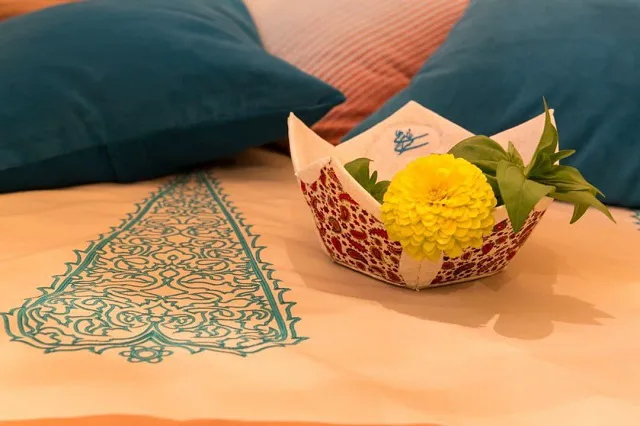 گل‌آرایی روی تخت خانه عامری‌ها
