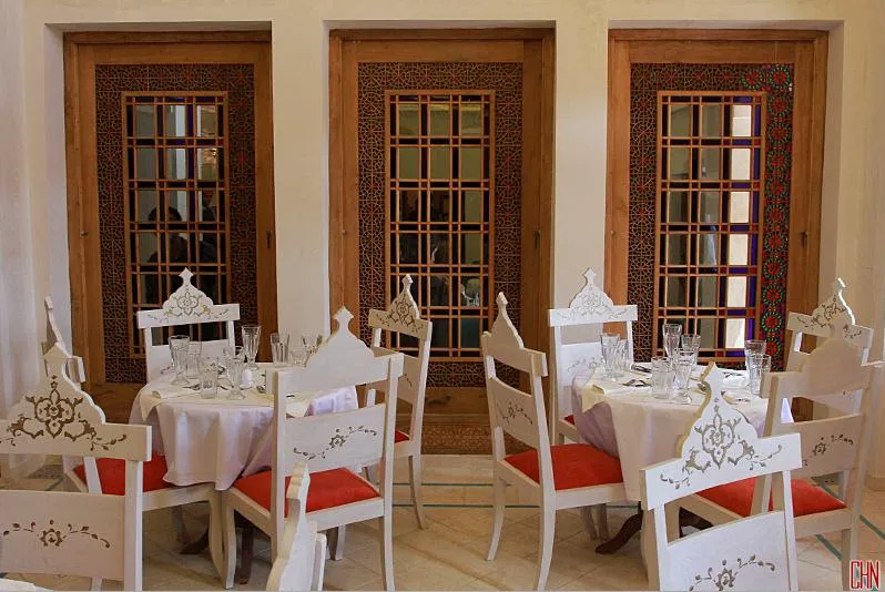 چیدمان میزهای سفید در سالن غذاخوری خانه عامری ها
