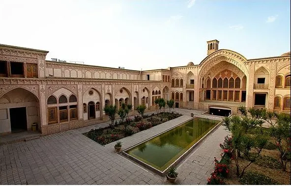 حیاط مرکزی و حوض خانه عامری‌ها