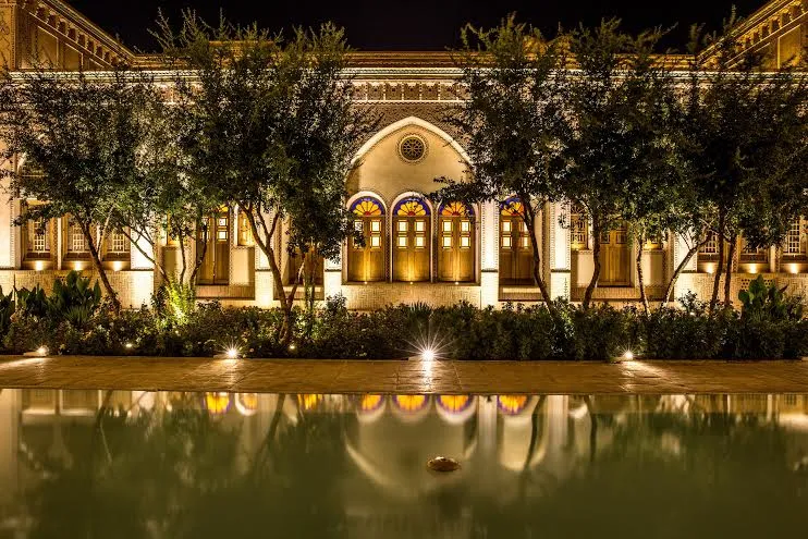 نمای شب خانه عامری‌ها در کنار حوض آب
