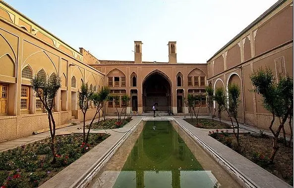 حیاط خانه عامری‌ها با حوض و باغچه