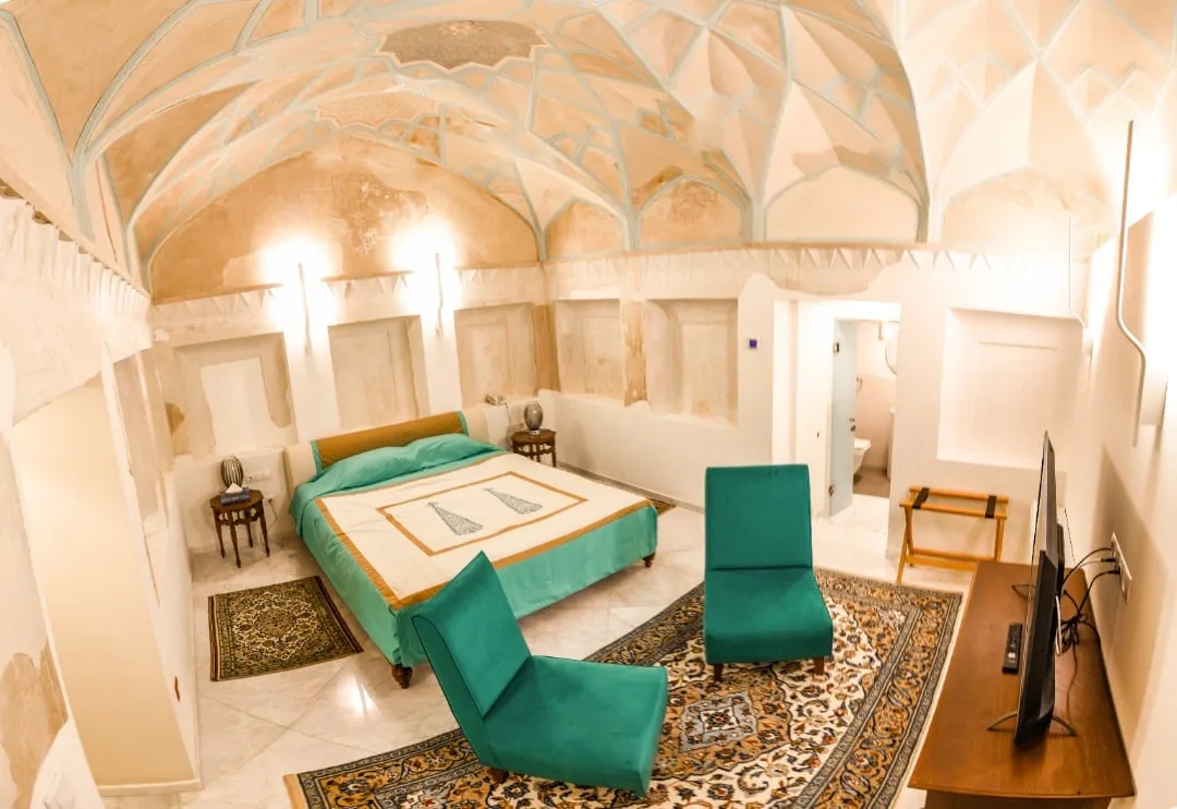 اتاق با سقف گنبدی و تخت دونفره خانه عامری‌ها