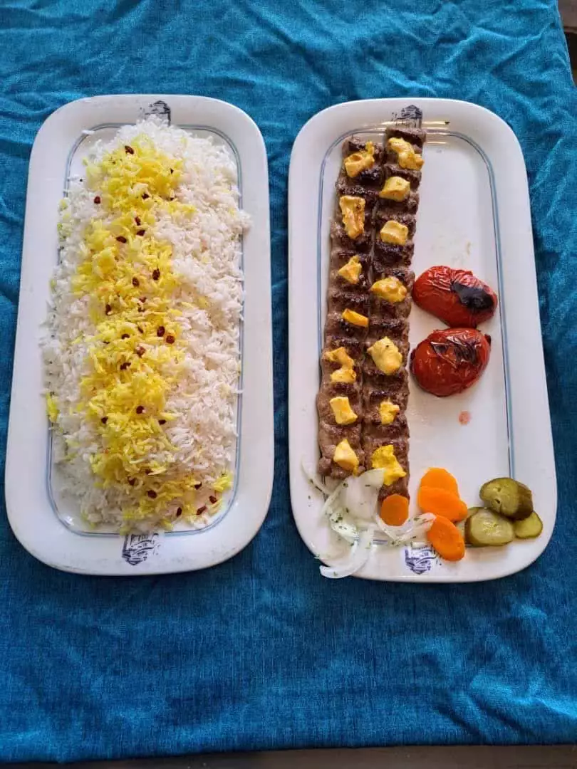 چلو برنج و کباب با دورچین سبزیجات