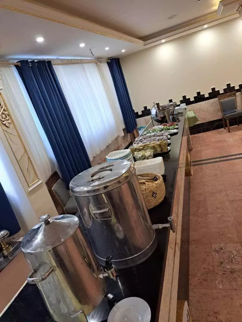 میز چیدمان غذا و ظروف گرم‌کن در هتل شیراز