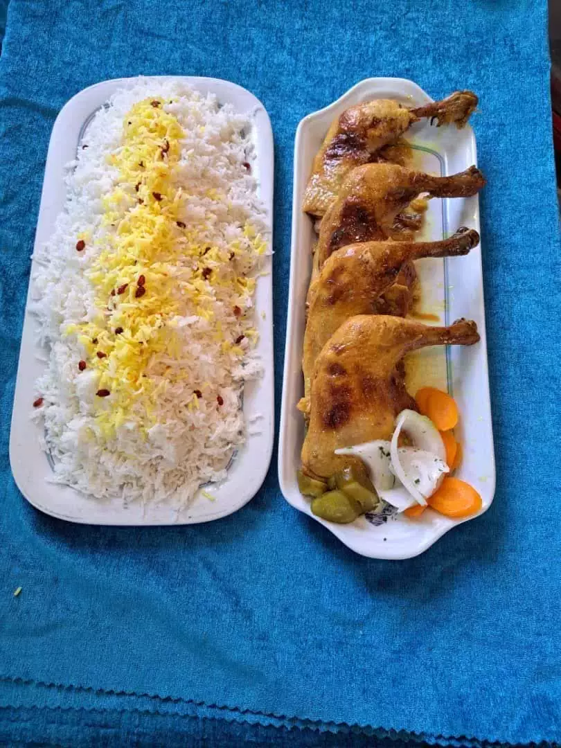 مرغ بریان با برنج زعفرانی هتل شیراز