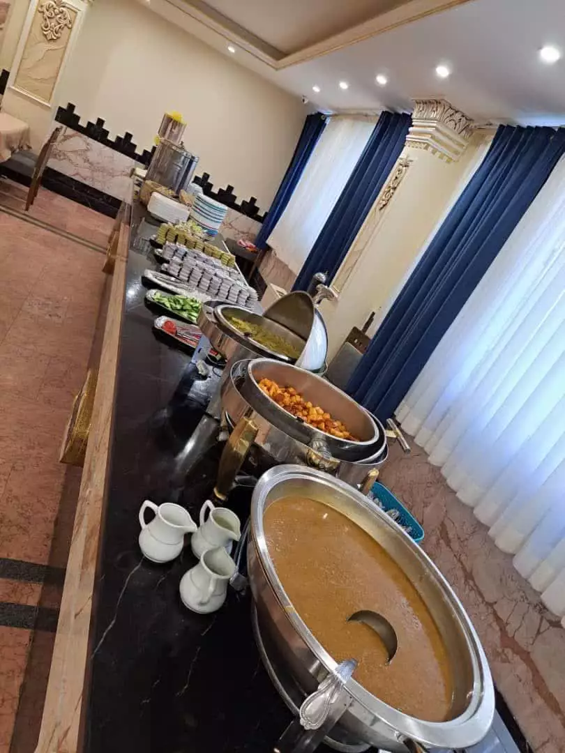 میز بوفه هتل شیراز با چند ظرف غذای گرم