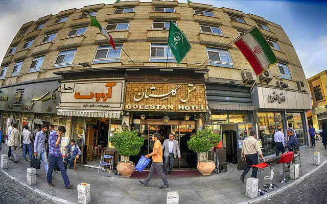 نمای بیرونی هتل گلستان و ورودی آن
