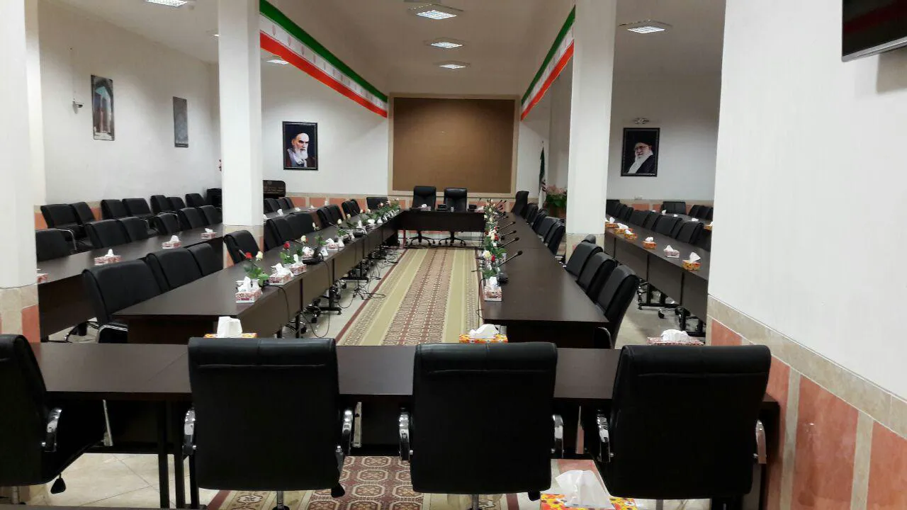 اتاق جلسات هتل قهوه سوئی با میز کنفرانس