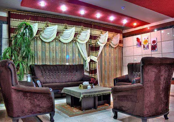 مبلمان و پرده‌های آراسته لابی هتل صحت