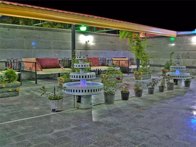 محوطه نشیمن روباز هتل صحت با آب‌نما و گلدان