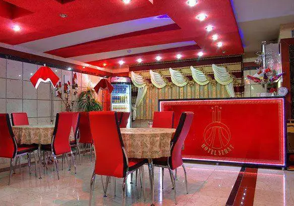 پذیرش هتل صحت با میز و صندلی‌های قرمز