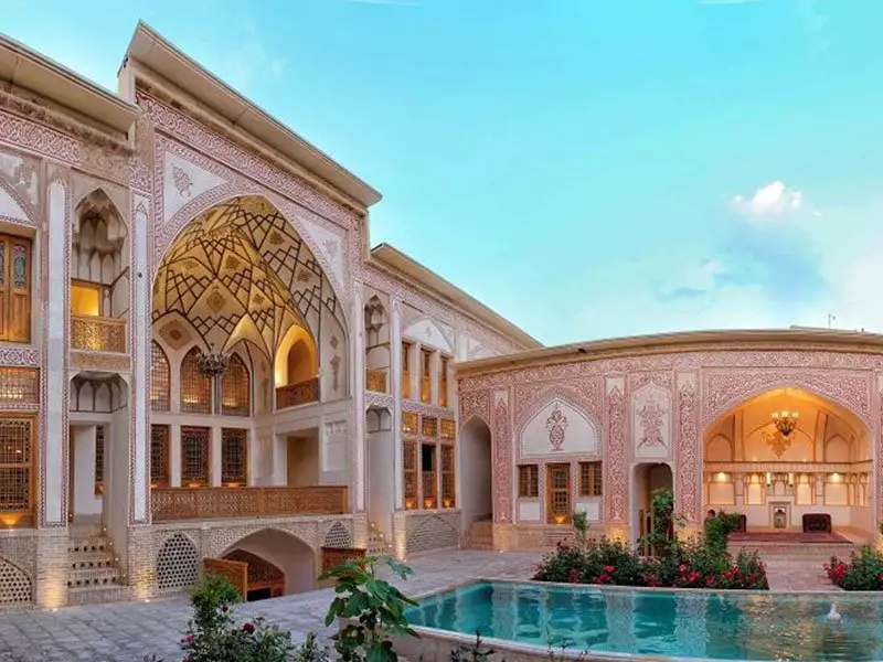 حیاط مهینستان راهب با حوض و نمای کاشیکاری
