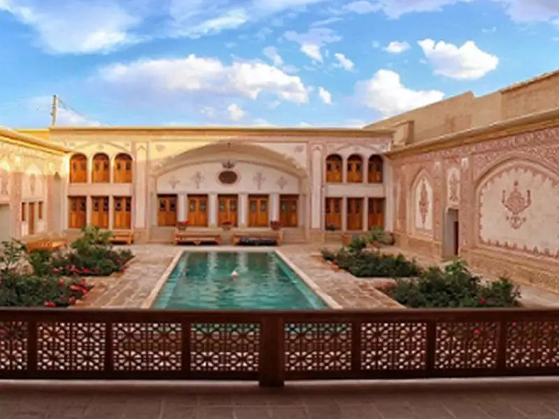 حوض مرکزی حیاط مهینستان راهب