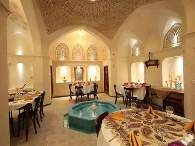 رستوران سنتی با حوض فیروزهای در مهینستان راهب