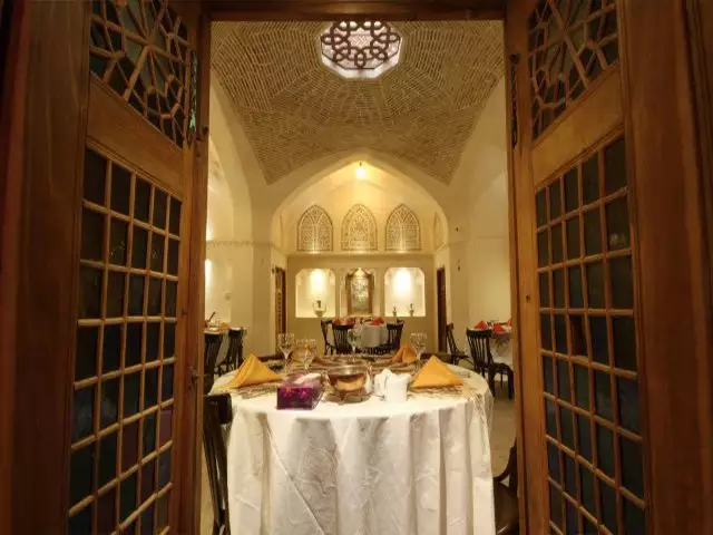 میز چیدهشده در ورودی رستوران مهینستان راهب