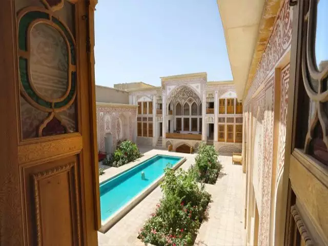 حیاط مهینستان راهب با حوض مستطیلی و باغچه