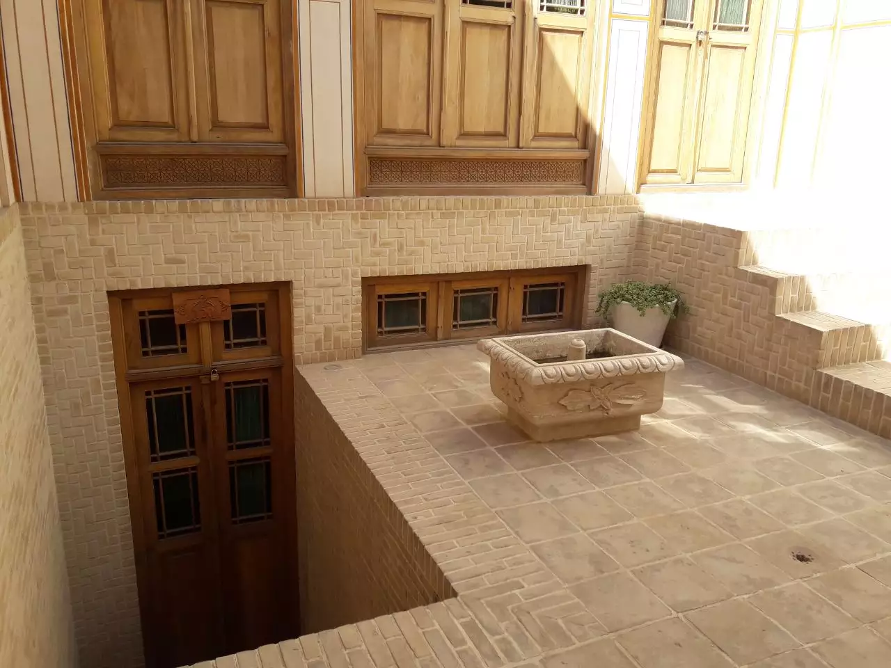 حیاط داخلی مهینستان راهب با حوض سنگی