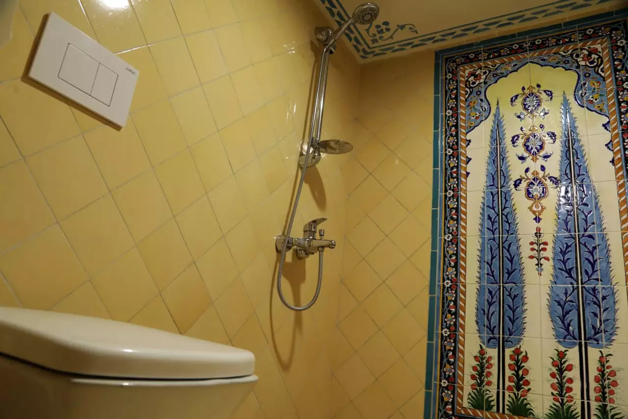 دوش حمام با کاشیکاری سنتی مهینستان راهب