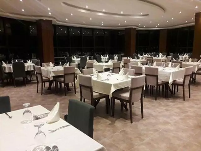 رستوران هتل هاله با میزهای سفید چیده‌شده